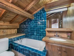 ein Badezimmer mit einer Badewanne, einem WC und einem Waschbecken in der Unterkunft Appartement Megève, 4 pièces, 6 personnes - FR-1-453-17 in Megève