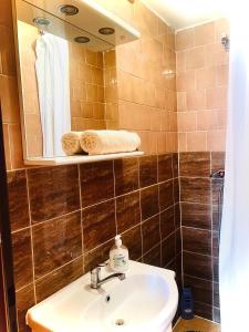 W łazience znajduje się umywalka i lustro. w obiekcie Chatka Valaška w Tierchowej