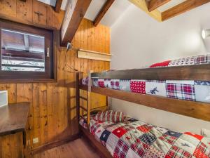 ムジェーヴにあるAppartement Megève, 3 pièces, 6 personnes - FR-1-453-38の木製の壁の客室で、二段ベッド2組が備わります。