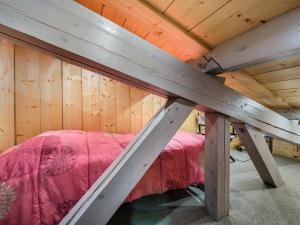 ムジェーヴにあるStudio Megève, 1 pièce, 4 personnes - FR-1-453-44の木製の壁のドミトリールームのベッド1台分です。