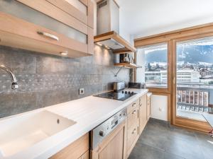 ムジェーヴにあるAppartement Megève, 3 pièces, 4 personnes - FR-1-453-43のキッチン(シンク付)、大きな窓が備わります。