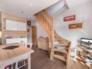 ムジェーヴにあるAppartement Megève, 2 pièces, 4 personnes - FR-1-453-57のテーブルとデスクが備わる客室内の木製の階段