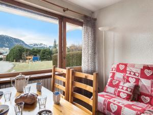 ムジェーヴにあるAppartement Megève, 2 pièces, 4 personnes - FR-1-453-63のテーブルと椅子、窓が備わる客室です。