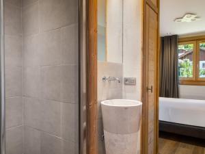 a bathroom with a sink and a bath tub at Appartement rénové 4 pers. au centre de Megève - Balcon, parking, TV, Wifi - FR-1-453-66 in Megève