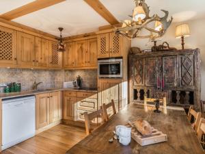 Kuchyň nebo kuchyňský kout v ubytování Appartement 2 chambres au pied des pistes et golf, 3km du centre - 3 étoiles, avec Wifi et garage - FR-1-453-76