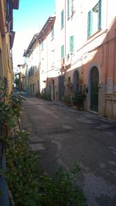 een lege straat in een steegje tussen gebouwen bij Casa Elena Pietrasanta in Pietrasanta