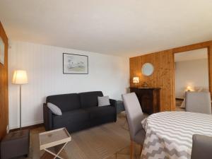 アヌシーにあるAppartement Annecy, 2 pièces, 4 personnes - FR-1-432-32のリビングルーム(ソファ、ベッド付)