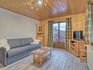 TV a/nebo společenská místnost v ubytování Appartement Confort 2 Pièces avec Balcons, à 300m du Centre de Megève et Télécabine - FR-1-453-92