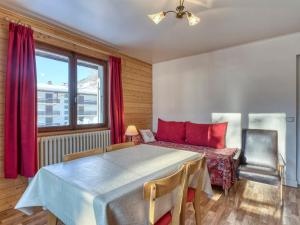 a bedroom with a large bed and a window at Appartement Megève, 2 pièces, 3 personnes - FR-1-453-120 in Megève