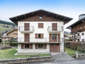 a building with balconies on the side of it at Appartement Megève, 2 pièces, 3 personnes - FR-1-453-120 in Megève