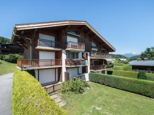 ムジェーヴにあるAppartement Megève, 2 pièces, 4 personnes - FR-1-453-98のバルコニー付きの家