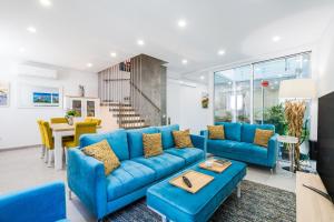 Vista Bonita by Algarve Golden Properties في لاغوس: غرفة معيشة مع أريكة زرقاء وطاولة