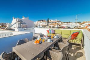 Vista Bonita by Algarve Golden Properties في لاغوس: فناء على طاولة وكراسي على السطح