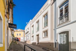 een steegje met witte gebouwen op een straat bij Vista Bonita by Algarve Golden Properties in Lagos