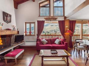 ムジェーヴにあるAppartement Megève, 4 pièces, 6 personnes - FR-1-453-27のリビングルーム(赤いソファ、テーブル付)