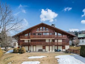 ムジェーヴにあるAppartement Megève, 4 pièces, 6 personnes - FR-1-453-27のバルコニー付きの大きな木造家屋