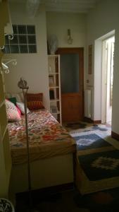 een slaapkamer met een bed in een kamer bij Casa Elena Pietrasanta in Pietrasanta