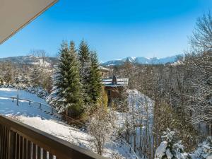 - un balcon offrant une vue sur l'hiver dans l'établissement Appartement Megève, 2 pièces, 4 personnes - FR-1-453-54, à Megève