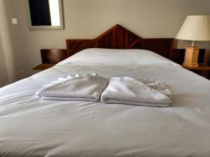 Ein Bett oder Betten in einem Zimmer der Unterkunft L'Hôtel Du Fleuve