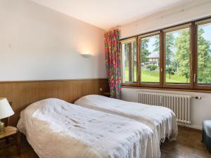 una camera con letto e finestra di Appartement Megève, 3 pièces, 4 personnes - FR-1-453-65 a Megève