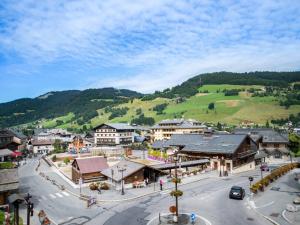 una vista aerea di una città con una montagna di Appartement Megève, 3 pièces, 4 personnes - FR-1-453-65 a Megève