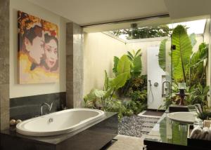 Ein Garten an der Unterkunft Mahagiri Villas Sanur