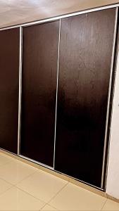 una gran puerta corredera negra en una habitación en M&D alojamiento en La Rioja