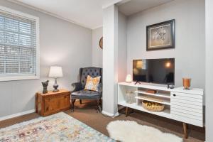 En TV eller et underholdningssystem på Comfortable Basement Apartment