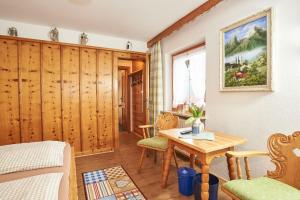 ein Wohnzimmer mit einem Tisch und Stühlen in der Unterkunft Landhaus Maltermoos in Schönau am Königssee