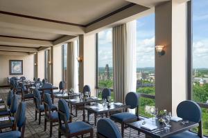 A restaurant or other place to eat at Omni New Haven Hotel at Yale