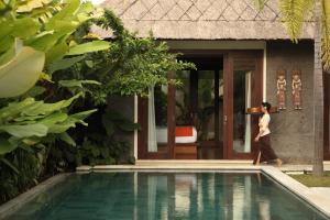 Der Swimmingpool an oder in der Nähe von Mahagiri Villas Sanur