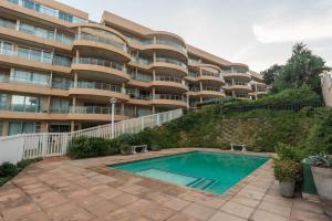 een appartementencomplex met een zwembad ervoor bij 401 Bermuda Endless ocean views in Ballito