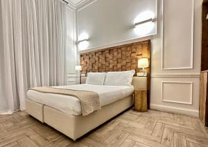 ein Schlafzimmer mit einem großen Bett in einem Zimmer in der Unterkunft Eco Urban B&B in Florenz