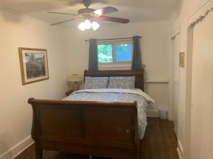 - une chambre avec un lit et un ventilateur de plafond dans l'établissement Briar Creek Rd bnb, à Charlotte