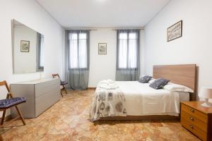 ヴェネツィアにあるCa' Del Mercatoのベッドルーム1室(ベッド1台、ドレッサー、鏡付)
