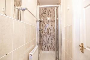 eine Dusche mit Glastür im Bad in der Unterkunft Contractors/large groups - house in Birmingham