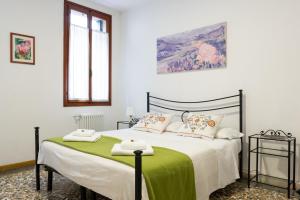 1 dormitorio con 1 cama con manta verde en Ca' Del Mercato en Venecia