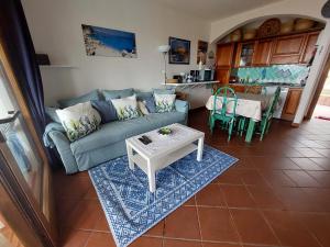 Зона вітальні в "Sardinia Blue Home" Vista mare, tramonti mozzafiato su Golfo Asinara, giardino, parking e Wi-Fi