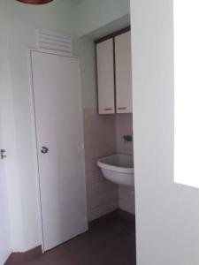 een kleine badkamer met een wastafel en een toilet bij Muy agradable departamento. Bien ubicado, luminoso in San Miguel de Tucumán