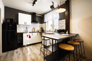 Kuchyňa alebo kuchynka v ubytovaní Apartmány Pod Šerákem
