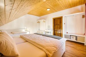 Posteľ alebo postele v izbe v ubytovaní Apartmány Pod Šerákem