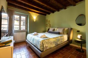 1 dormitorio con cama y ventana en L'Altana City House, en Brescia