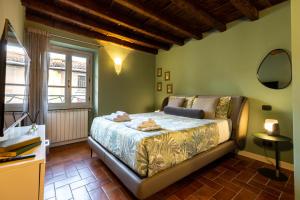 Schlafzimmer mit einem Bett und einem Fenster in der Unterkunft L'Altana City House in Brescia