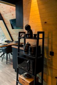 un forno a microonde seduto su uno scaffale in cucina di The Palo Cabins a Predeal