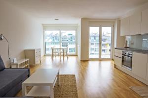 ein Wohnzimmer mit einem Sofa und einem Tisch in der Unterkunft Vienna Living Apartments - Ottakring in Wien