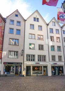 un grupo de edificios en una calle de la ciudad en Charmante zentrale 2.5 Zimmer Maisonette Wohnung, en Chur