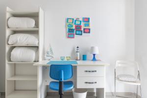 - Escritorio blanco con silla azul en una habitación en Sliema, Villa Savoia Luxury Apartment for 5 Guests, en Il-Gżira 69 fotos más