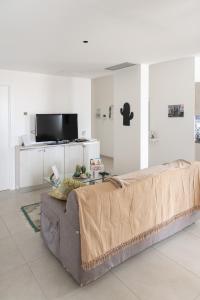 un sofá en una sala de estar con TV en Sliema, Villa Savoia Luxury Apartment for 5 Guests, en Il-Gżira