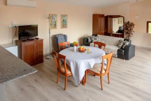 a living room with a table and chairs at La AMISTAD Apartamento en Chalet con piscina compartida in Calpe