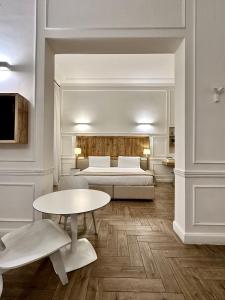 une chambre d'hôtel avec un lit et une table dans l'établissement Eco Urban B&B, à Florence